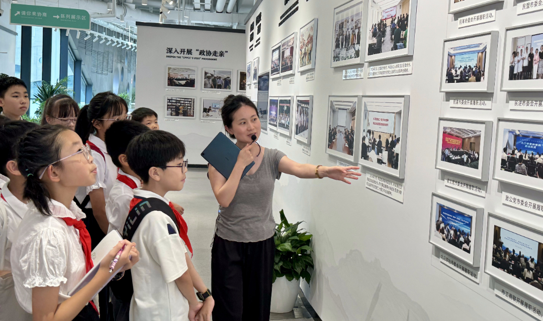 队员在杭州政协实践中心内参观学习1.jpg